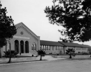 The east façade of Eagle Rock Central School was built facing Chickasaw Avenue. This building, which still exists, was built in 1917 as a result of a long-sought compromise. A bond issue passed that financed this school and East and West schools. The ends of the valley had developed, and parents didn’t want their children to make the long walk to the center. -Los Angeles Public Library/ Security Pacific Collection.